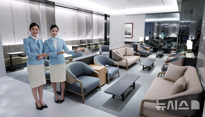 [인천공항=뉴시스] 박주성 기자 = 14일 인천국제공항 제2터미널에서 열린 대한항공 신규라운지 오픈 행사에서 대한항공 직원들이 마일러 클럽을 소개하고 있다. 대한항공은 이날 인천국제공항 라운지의 대대적인 리뉴얼을 마치고 사전 공개 행사를 열었다. 정식 개장은 오는 18일이다. (공동취재) 2025.08.14. photo@newsis.com