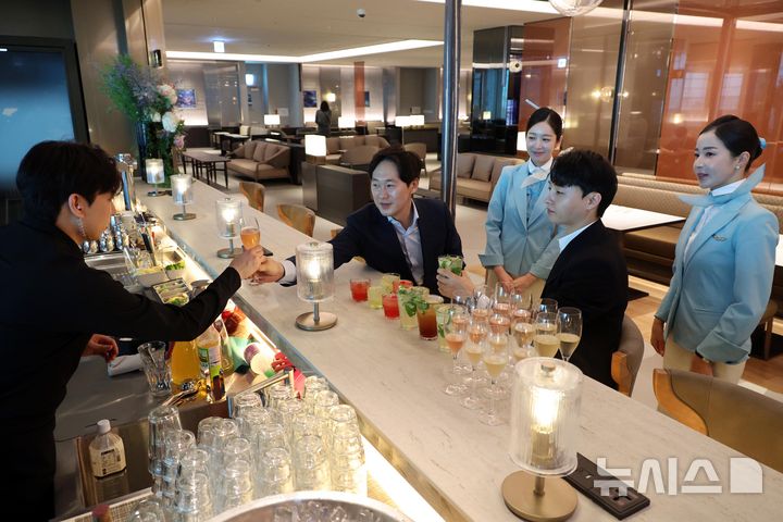 [인천공항=뉴시스] 박주성 기자 = 대한항공이 14일 인천국제공항 제2여객터미널에 신규 라운지 마일러 클럽을 공개하고 있다. 대한항공이 이날 공개한 라운지는 인천국제공항 제2여객터미널 면세 구역에 위치한 마일러 클럽과 프레스티지 동편 (우측) 라운지다. 정식 개장은 오는 18일에 한다. 대한항공이 이날 공개한 마일러 클럽과 프레스티지 동편 라운지에서는 오픈 키친 겸 라이브 스테이션을 즐길 수 있다. 대한항공이 운영하는 공항 라운지에 라이브 스테이션을 도입한 것은 이번이 처음이다. (공동취재) 2025.08.14. photo@newsis.com