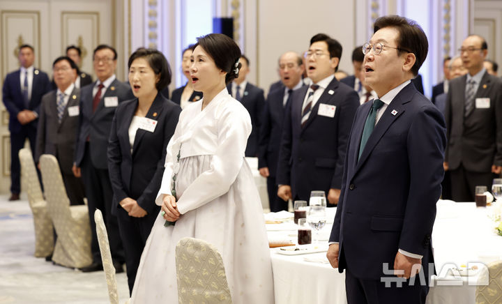 [서울=뉴시스] 최동준 기자 = 이재명 대통령과 김혜경 여사가 14일 청와대 영빈관에서 열린 '광복 80주년, 대통령의 초대' 행사에서 애국가를 제창하고 있다. 2025.08.14. photocdj@newsis.com