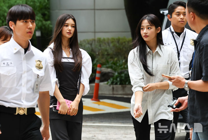 [서울=뉴시스] 최진석 기자 = 뉴진스 다니엘과 민지가 14일 서울 서초구 서울중앙지법에서 열린 '뉴진스 계약해지 선언에 계약 유효 확인 소송' 관련 소송 조정기일에 출석하고 있다. 2025.08.14. myjs@newsis.com