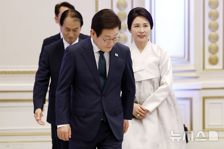 [서울=뉴시스] 최동준 기자 = 이재명 대통령이 14일 청와대 영빈관에서 열린 '광복 80주년, 대통령의 초대' 행사에 입장하며 독립유공자 후손 및 참석자들을 향해 인사하고 있다. 2025.08.14. photocdj@newsis.com