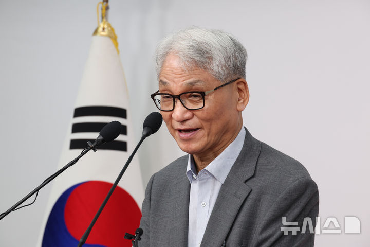 [서울=뉴시스] 김금보 기자 = 여상원 국민의힘 중앙윤리위원회 위원장이 14일 오후 서울 여의도 중앙당사에서 전한길 전 한국사 강사에 대한 '경고' 징계 조치에 대해 브리핑을 하고 있다. 2025.08.14. kgb@newsis.com