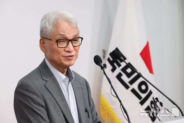 [서울=뉴시스] 김금보 기자 = 여상원 국민의힘 중앙윤리위원회 위원장이 14일 오후 서울 여의도 중앙당사에서 브리핑을 하고 있다. 2025.08.14. kgb@newsis.com