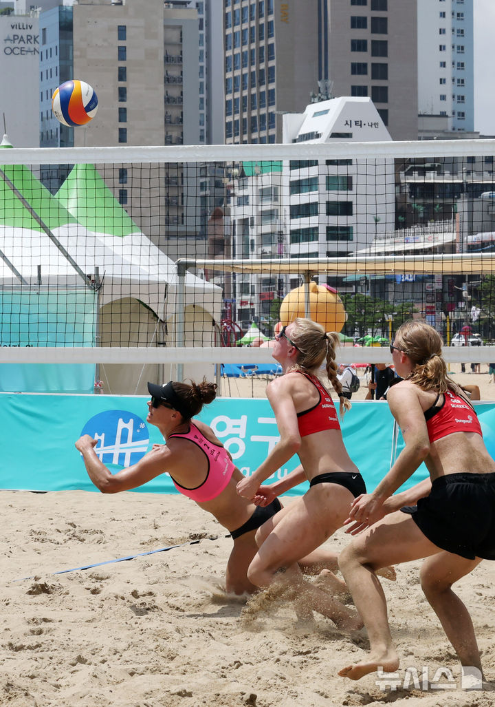  [부산=뉴시스] 하경민 기자 = '2025 부산 광안리 국제 여자 비치발리볼 대회'가 열린 14일 부산 수영구 광안리해수욕장 해변특설경기장에서 미국과 독일팀이 기량을 겨루고 있다. 오는 17일까지 열리는 이번 대회에는 브라질, 미국, 독일, 일본 등 총 12개국 28개 팀이 출전한다. 2025.08.14. yulnetphoto@newsis.com