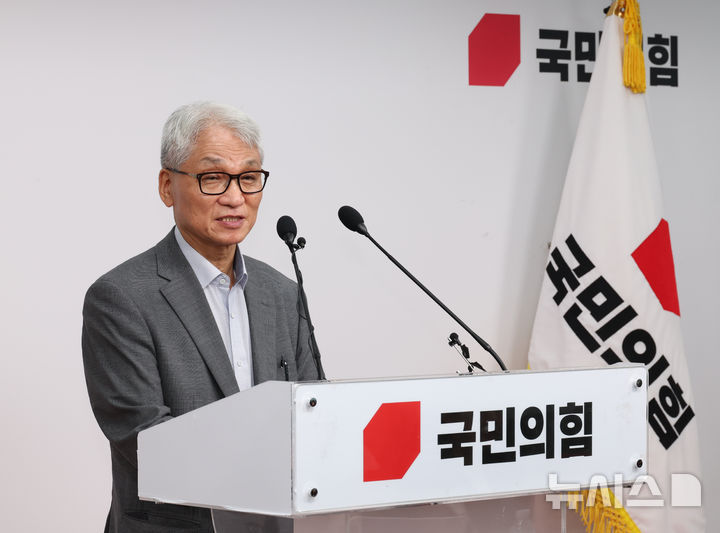 [서울=뉴시스] 김금보 기자 = 여상원 국민의힘 중앙윤리위원회 위원장이 14일 오후 서울 여의도 중앙당사에서 전한길 전 한국사 강사에 대한 '경고' 징계 조치에 대해 브리핑을 하고 있다. 2025.08.14. kgb@newsis.com