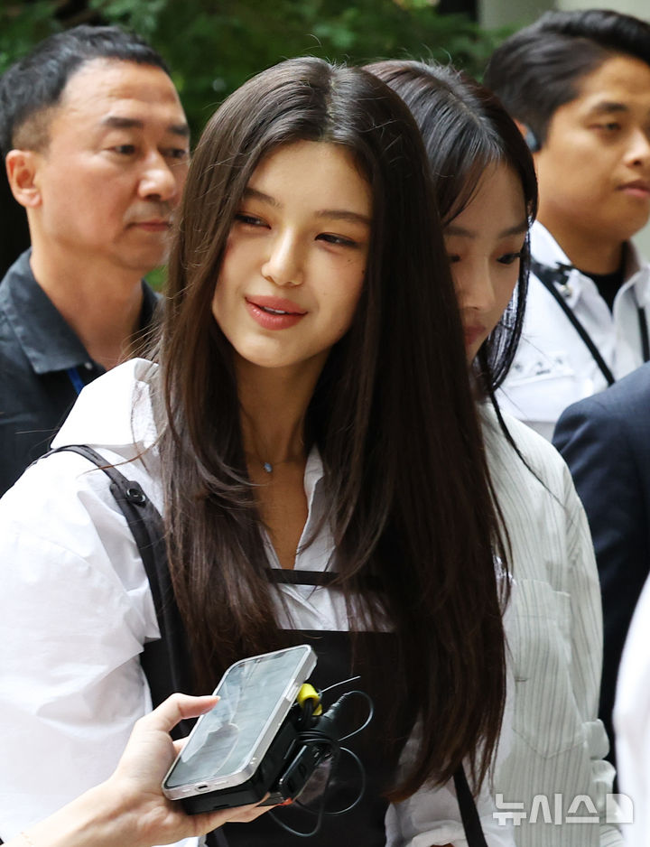 [서울=뉴시스] 최진석 기자 = 뉴진스 다니엘과 민지가 14일 서울 서초구 서울중앙지법에서 열린 '뉴진스 계약해지 선언에 계약 유효 확인 소송' 관련 소송 조정기일에 출석하고 있다. 2025.08.14. myjs@newsis.com