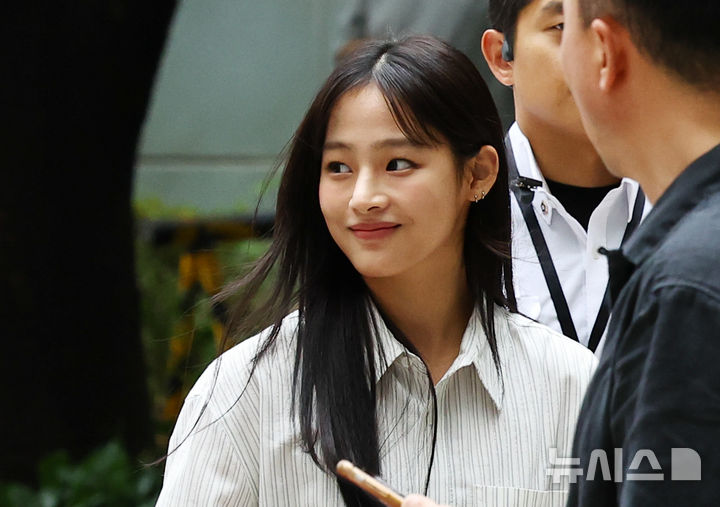 [서울=뉴시스] 최진석 기자 = 뉴진스 민지가 지난 8월14일 서울 서초구 서울중앙지법에서 열린 '뉴진스 계약해지 선언에 계약 유효 확인 소송' 관련 소송 조정기일에 출석하고 있다. 2025.08.14. myjs@newsis.com