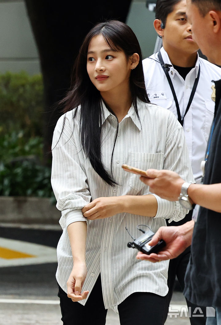 [서울=뉴시스] 최진석 기자 = 뉴진스 민지가 14일 서울 서초구 서울중앙지법에서 열린 '뉴진스 계약해지 선언에 계약 유효 확인 소송' 관련 소송 조정기일에 출석하고 있다. 2025.08.14. myjs@newsis.com