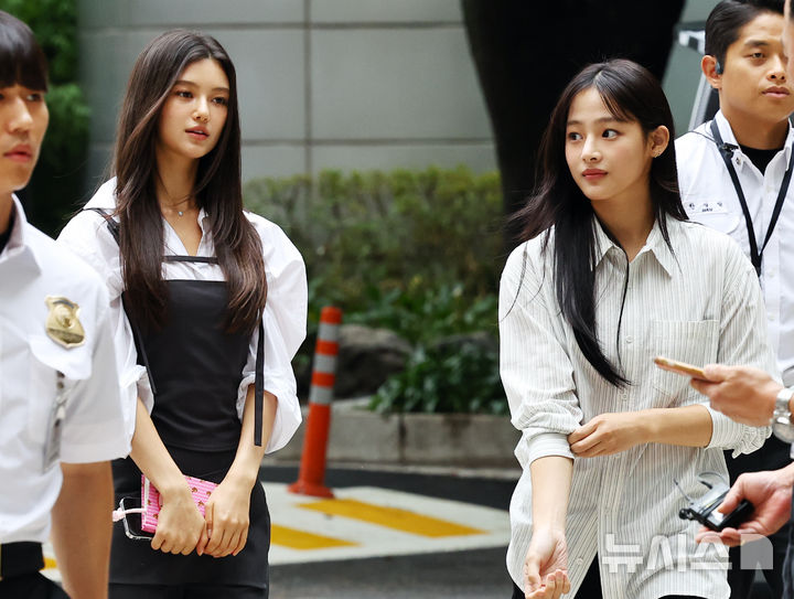 [서울=뉴시스] 최진석 기자 = 뉴진스 다니엘과 민지가 지난달 14일 서울 서초구 서울중앙지법에서 열린 '뉴진스 계약해지 선언에 계약 유효 확인 소송' 관련 소송 조정기일에 출석하고 있다. 2025.08.14. myjs@newsis.com