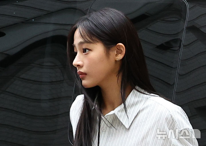 [서울=뉴시스] 최진석 기자 = 뉴진스 민지가 14일 서울 서초구 서울중앙지법에서 열린 '뉴진스 계약해지 선언에 계약 유효 확인 소송' 관련 소송 조정기일에 출석하고 있다. 2025.08.14. myjs@newsis.com