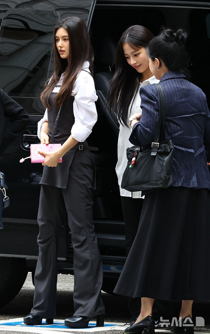 [서울=뉴시스] 최진석 기자 = 뉴진스 다니엘과 민지가 14일 서울 서초구 서울중앙지법에서 열린 '뉴진스 계약해지 선언에 계약 유효 확인 소송' 관련 소송 조정기일에 출석하고 있다. 2025.08.14. myjs@newsis.com