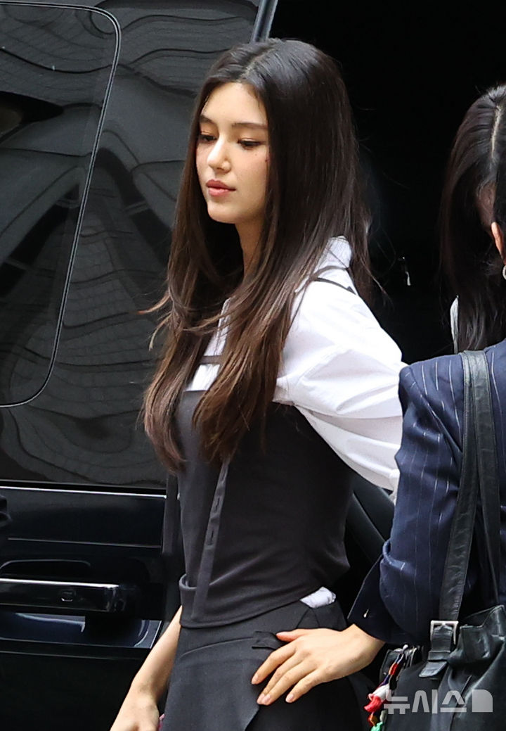 [서울=뉴시스] 최진석 기자 = 뉴진스 다니엘이 14일 서울 서초구 서울중앙지법에서 열린 '뉴진스 계약해지 선언에 계약 유효 확인 소송' 관련 소송 조정기일에 출석하고 있다. 2025.08.14. myjs@newsis.com