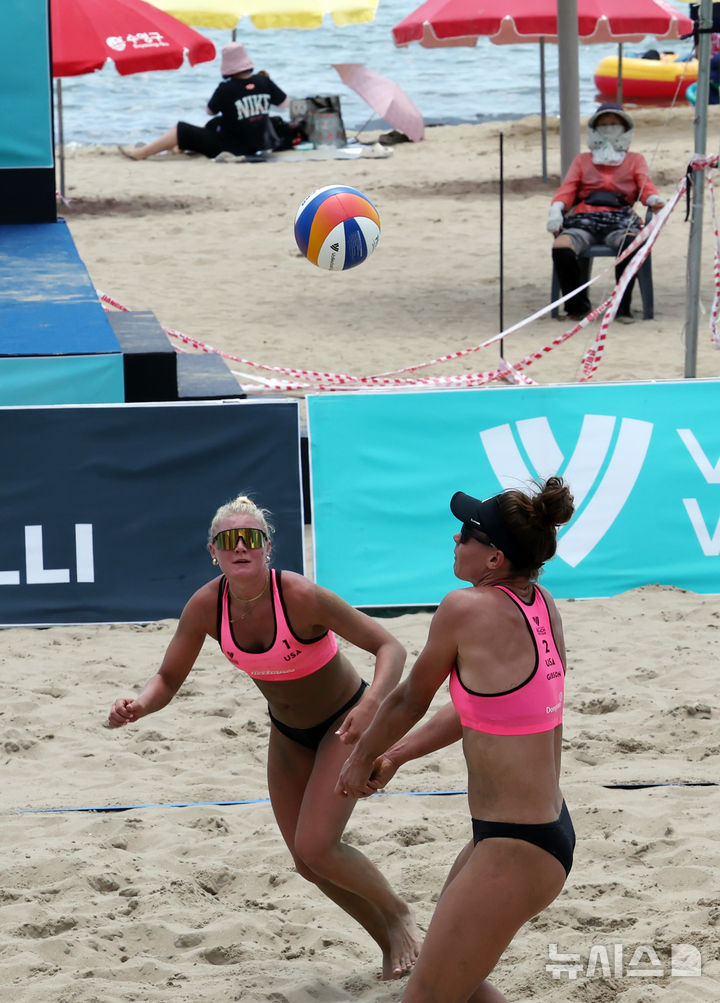  [부산=뉴시스] 하경민 기자 = '2025 부산 광안리 국제 여자 비치발리볼 대회'가 열린 14일 부산 수영구 광안리해수욕장 해변특설경기장에서 미국과 독일팀이 기량을 겨루고 있다. 오는 17일까지 열리는 이번 대회에는 브라질, 미국, 독일, 일본 등 총 12개국 28개 팀이 출전한다. 2025.08.14. yulnetphoto@newsis.com