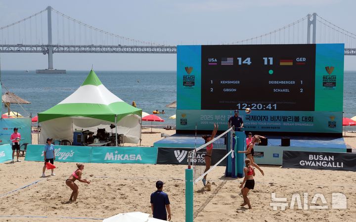  [부산=뉴시스] 하경민 기자 = '2025 부산 광안리 국제 여자 비치발리볼 대회'가 열린 14일 부산 수영구 광안리해수욕장 해변특설경기장에서 미국과 독일팀이 기량을 겨루고 있다. 오는 17일까지 열리는 이번 대회에는 브라질, 미국, 독일, 일본 등 총 12개국 28개 팀이 출전한다. 2025.08.14. yulnetphoto@newsis.com