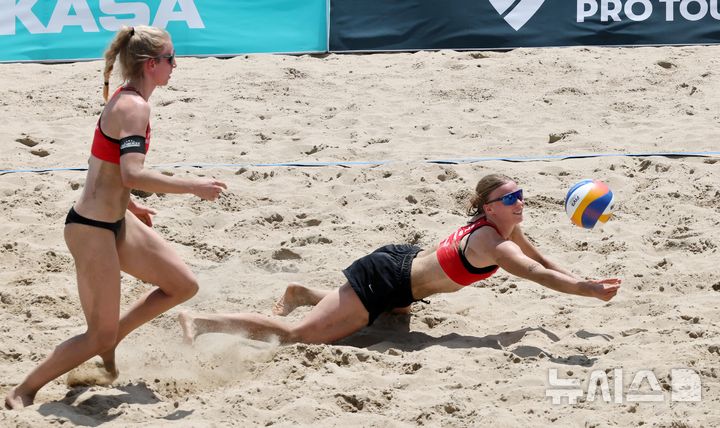  [부산=뉴시스] 하경민 기자 = '2025 부산 광안리 국제 여자 비치발리볼 대회'가 열린 14일 부산 수영구 광안리해수욕장 해변특설경기장에서 미국과 독일팀이 기량을 겨루고 있다. 오는 17일까지 열리는 이번 대회에는 브라질, 미국, 독일, 일본 등 총 12개국 28개 팀이 출전한다. 2025.08.14. yulnetphoto@newsis.com