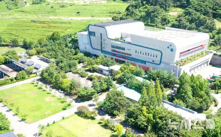 [광주=뉴시스] 김혜인 기자 = 광주 남구 양과동 광역위생매립장 내 가연성폐기물 연료화시설(SRF). 2025.08.14. hyein0342@newsis.com