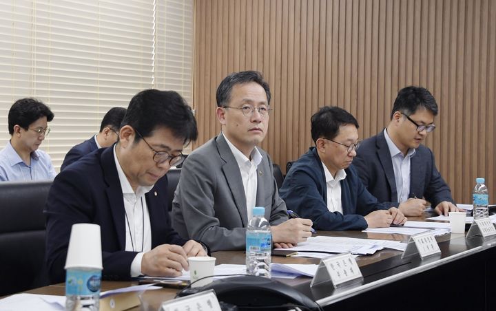 [서울=뉴시스] 이형일 기획재정부 차관이 14일 서울 중구 은행회관에서 '외환건전성협의회 겸 MSCI 전담반 회의'를 주재하고 있다. (사진=기획재정부 제공) 2025.08.14. photo@newsis.com *재판매 및 DB 금지