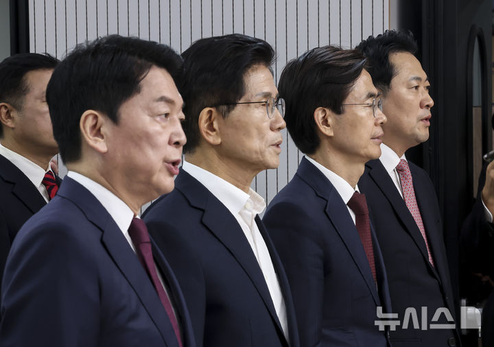 [서울=뉴시스] 국회사진기자단 = 국민의힘 안철수(왼쪽부터), 김문수, 조경태, 장동혁 당대표 후보들이 지난 14일 오후 서울 여의도 국민의힘 중앙당사에서 열린 제6차 전당대회 수도권·강원·제주 합동연설회에서 애국가를 제창하고 있다. 2025.08.14. photo@newsis.com