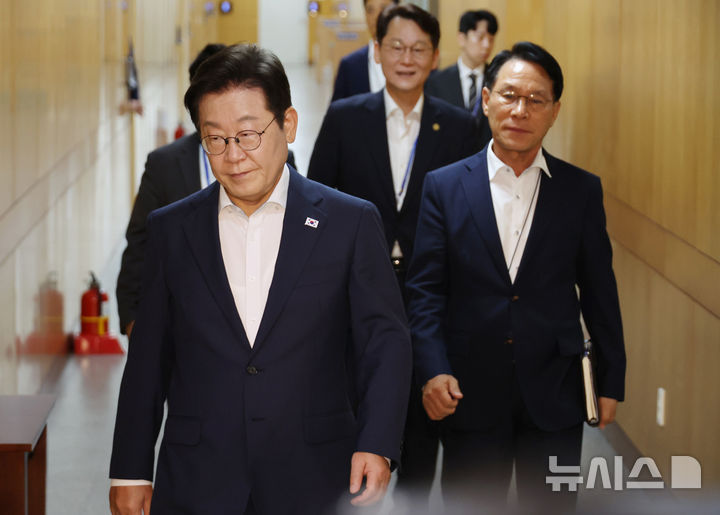 [서울=뉴시스] 고범준 기자 = 이재명 대통령이 14일 서울 용산 대통령실 청사에서 열린 제7차 수석보좌관회의에 입장하고 있다. (대통령실통신사진기자단) 2025.08.14. bjko@newsis.com