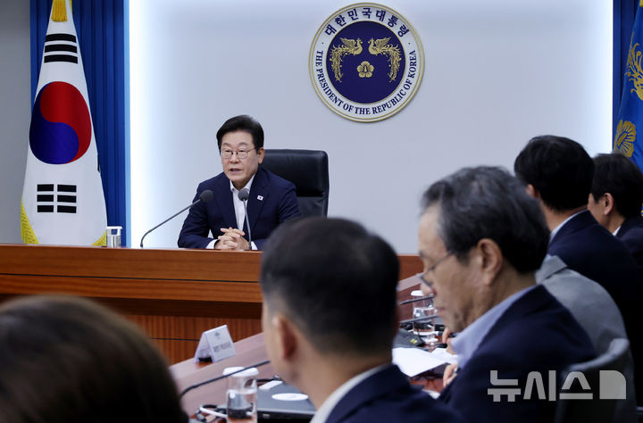 [서울=뉴시스] 고범준 기자 = 이재명 대통령이 14일 서울 용산 대통령실 청사에서 열린 제7차 수석보좌관회의에서 발언하고 있다. (대통령실통신사진기자단) 2025.08.14. bjko@newsis.com