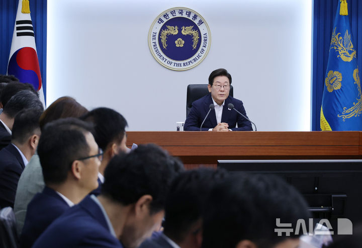 [서울=뉴시스] 고범준 기자 = 이재명 대통령이 14일 서울 용산 대통령실 청사에서 열린 제7차 수석보좌관회의에서 발언하고 있다. (대통령실통신사진기자단) 2025.08.14. bjko@newsis.com