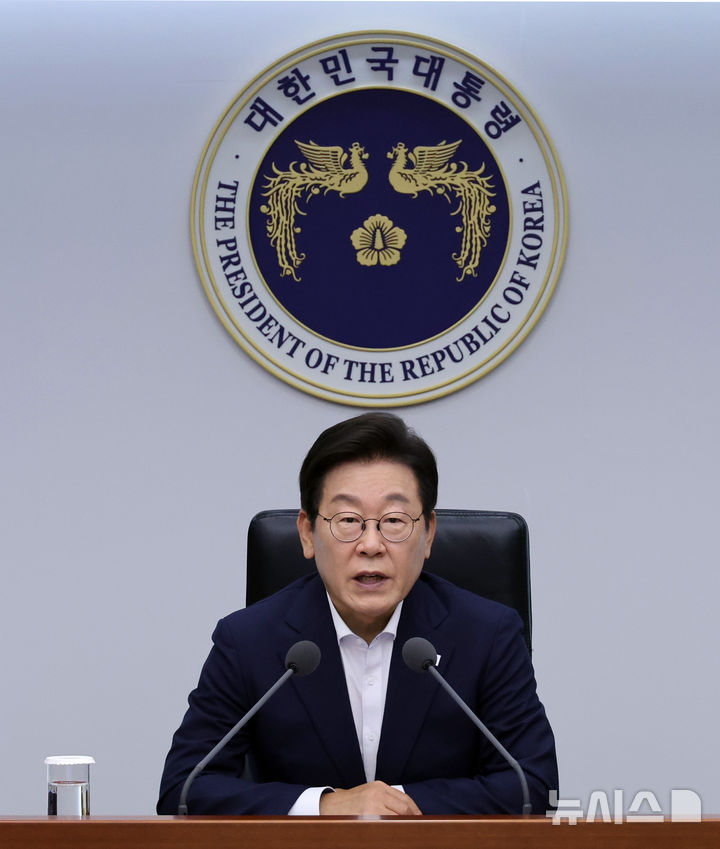[서울=뉴시스] 고범준 기자 = 이재명 대통령이 14일 서울 용산 대통령실 청사에서 열린 제7차 수석보좌관회의에서 발언하고 있다. (대통령실통신사진기자단) 2025.08.14. bjko@newsis.com
