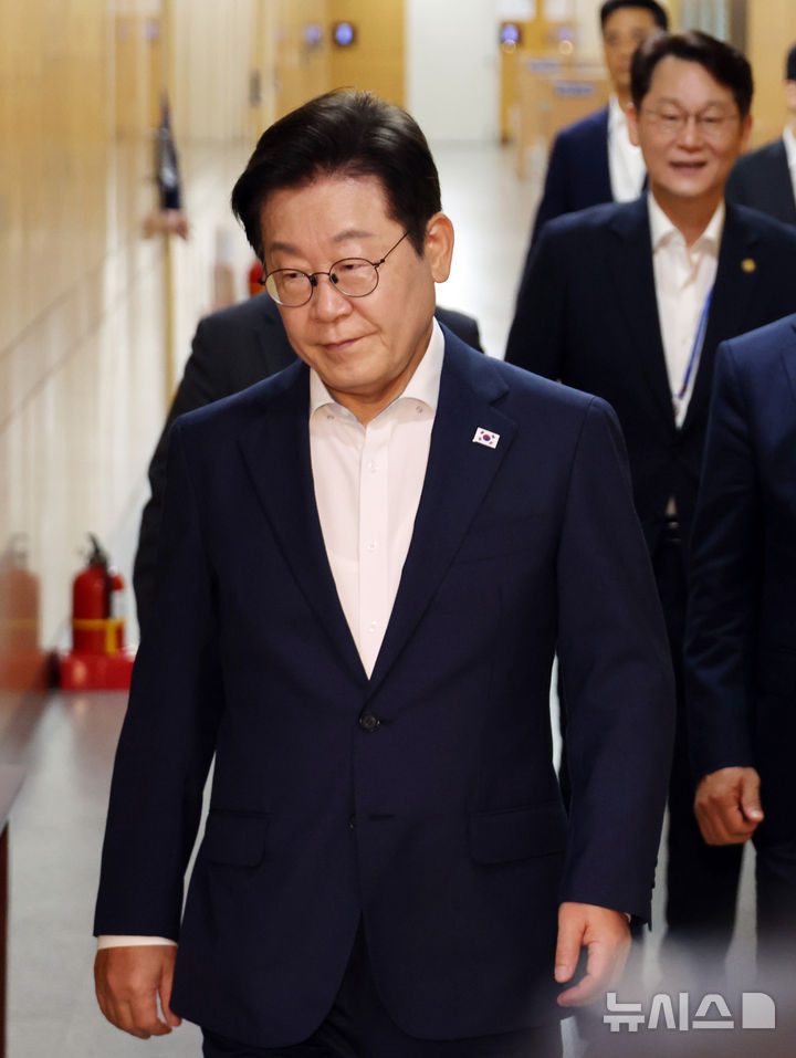 [서울=뉴시스] 고범준 기자 = 이재명 대통령이 14일 서울 용산 대통령실 청사에서 열린 제7차 수석보좌관회의에 입장하고 있다. (대통령실통신사진기자단) 2025.08.14. bjko@newsis.com