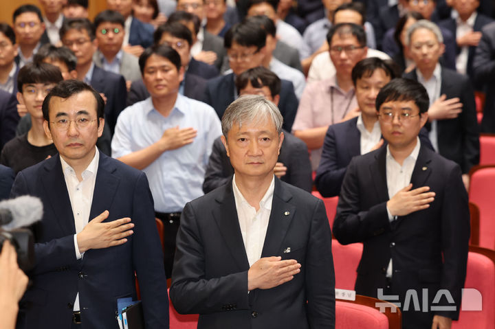 [서울=뉴시스] 권창회 기자 = 이찬진 신임 금융감독원장이 14일 오후 서울 여의도 금융감독원에서 열린 취임식에서 국민의례를 하고 있다. 2025.08.14. kch0523@newsis.com