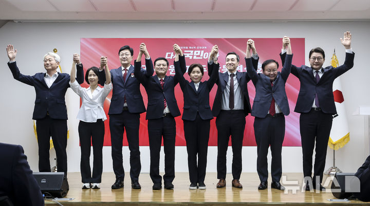 [서울=뉴시스] 국회사진기자단 = 국민의힘 최고위원 후보들이 14일 오후 서울 여의도 국민의힘 중앙당사에서 열린 제6차 전당대회 수도권·강원·제주 합동연설회에서 기념촬영을 하고 있다. 왼쪽부터 김근식, 최수진, 손범규, 김태우, 양향자, 김민수, 김재원, 신동욱 최고위원 후보. 2025.08.14. photo@newsis.com