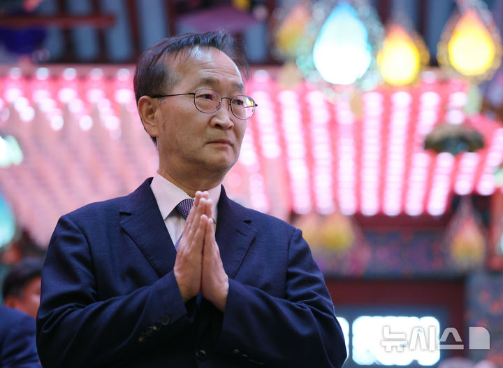 [서울=뉴시스] 김진아 기자 = 김남중 통일부 차관이 8월 14일 서울 강남구 봉은사 법왕루에서 열린 8.15광복 80주년 기념 '남북의 평화와 화합을 위한 기원법회'에서 합장을 하고 있다. 2025.12.30. bluesoda@newsis.com