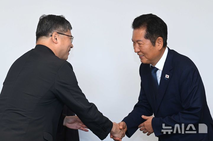 [서울=뉴시스] 국회사진기자단 = 정청래 더불어민주당 대표가 14일 오후 서울 중구 한국천주교서울대교구청에서 천주교 서울대교구장 정순택 대주교를 예방하며 악수를 하고 있다. 2025.08.14. photo@newsis.com