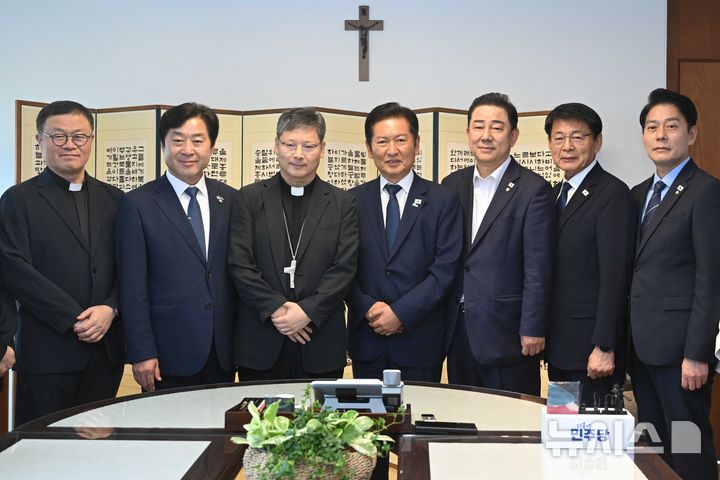 [서울=뉴시스] 국회사진기자단 = 정청래 더불어민주당 대표가 14일 오후 서울 중구 한국천주교서울대교구청에서 천주교 서울대교구장 정순택(왼쪽 세번째) 대주교를 예방하며 기념촬영을 하고 있다. 2025.08.14. photo@newsis.com