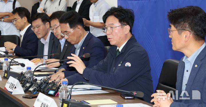 [서울=뉴시스] 김근수 기자 = 김영훈 고용노동부 장관이 지난 8월 14일 오후 서울 중구 직업능력평가원에서 열린 중대재해 근절을 위한 20대 건설사 CEO 간담회에 참석해 발언하고 있다. (공동취재) 2025.08.14. photo@newsis.com