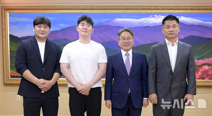 [광주=뉴시스] 광주 극한호우 속 시민 생명 구조, 의로운 시민상 수상. (사진=광주시청 제공). photo@newsis.com *재판매 및 DB 금지