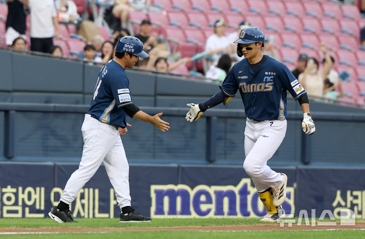 [서울=뉴시스] 김선웅 기자 = 14일 서울 송파구 잠실야구장에서 열린 2025 프로야구 NC 다이노스 vs 두산 베어스 경기, 1회초 무사 NC 1번타자 김주원이 우월 솔로홈런을 때린 뒤 그라운드를 돌고 있다. 2025.08.14. mangusta@newsis.com