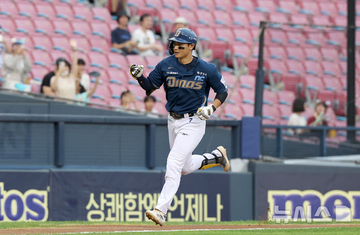 [서울=뉴시스] 김선웅 기자 = 14일 서울 송파구 잠실야구장에서 열린 2025 프로야구 NC 다이노스 vs 두산 베어스 경기, 1회초 무사 NC 1번타자 김주원이 우월 솔로홈런을 때린 뒤 그라운드를 돌고 있다. 2025.08.14. mangusta@newsis.com