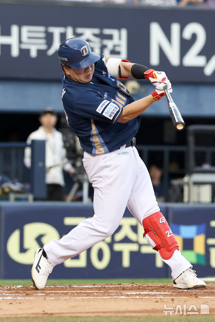[서울=뉴시스] 김선웅 기자 = 14일 서울 송파구 잠실야구장에서 열린 2025 프로야구 NC 다이노스 vs 두산 베어스 경기, 1회초 2사 주자 2,3루 상황 NC 6번타자 이우성이 희생플라이를 때리고 있다. 이후 3루주자 데이비슨 홈인으로 1득점. 2025.08.14. mangusta@newsis.com