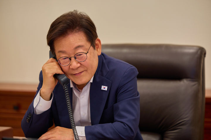 [서울=뉴시스] 최동준 기자 = 이재명 대통령이 14일 서울 용산 대통령실 청사에서 페르디난드 로무알데즈 마르코스 주니어 필리핀 대통령과 통화하고 있다. (사진=대통령실 제공) 2025.08.14. photo@newsis.com *재판매 및 DB 금지