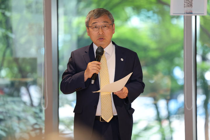 [서울=뉴시스] 정근식 서울시교육감이 지난 14일 오후 서울 중구 스페이스에이드에서 '기후변화 적응 학교 공기질 관리 이슈'를 주제로 열린 '2025년 맑은 숨 서울학교 만들기 포럼'에서 인사말하고 있다. (사진=서울시교육청 제공) 2025.08.14. photo@newsis.com *재판매 및 DB 금지