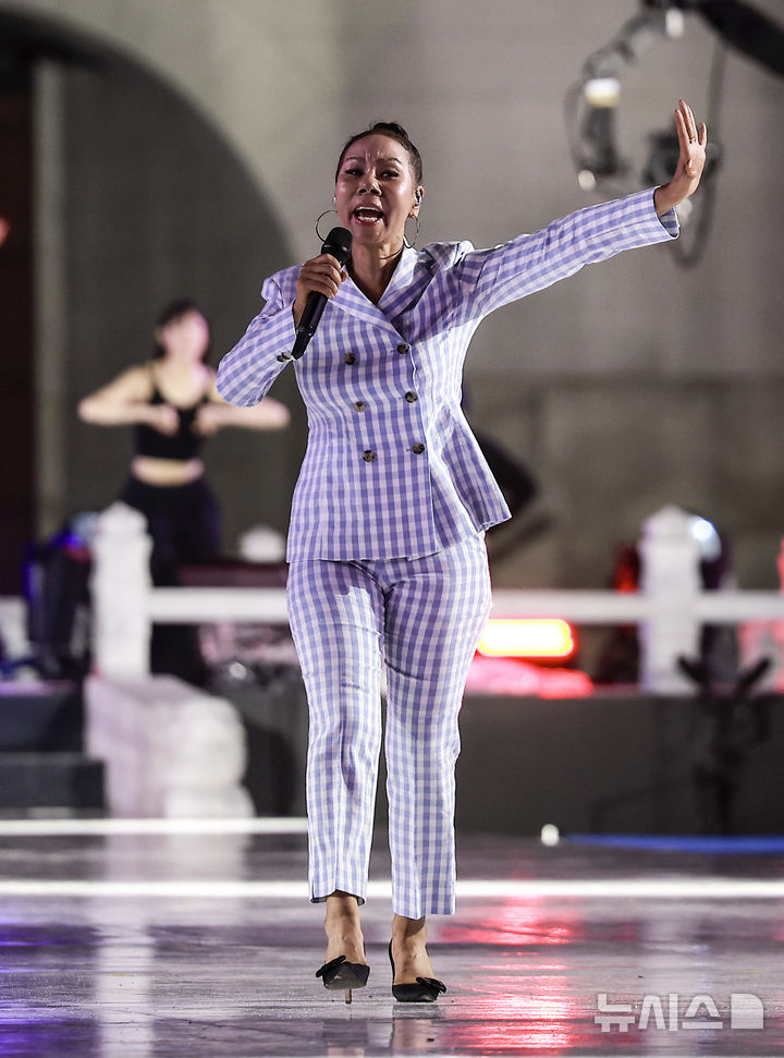 [서울=뉴시스] 정병혁 기자 = 14일 서울 종로구 경복구 흥례문광장에서 열린 광복 80년 전야제 '우리는 빛이다'에서 인순이의 공연이 펼쳐지고 있다. 2025.08.14. jhope@newsis.com