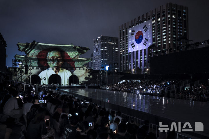 [서울=뉴시스] 정병혁 기자 = 14일 서울 종로구 경복구 흥례문광장에서 열린 광복 80년 전야제 '우리는 빛이다'에서 백범 김구 미디어파사드 공연이 펼쳐지고 있다. 2025.08.14. jhope@newsis.com