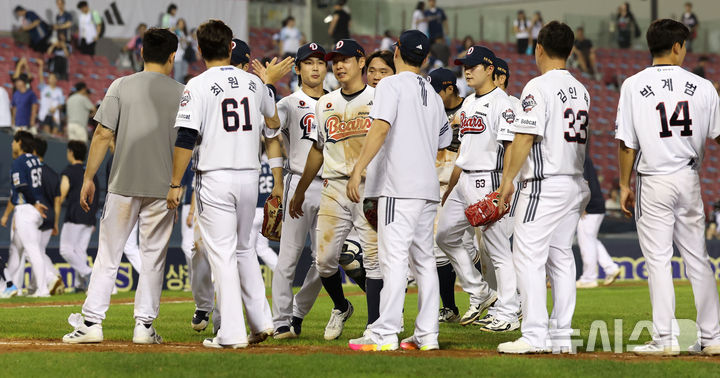 [서울=뉴시스] 김선웅 기자 = 14일 서울 송파구 잠실야구장에서 열린 2025 프로야구 NC 다이노스 vs 두산 베어스 경기, 6-5 승리를 거둔 두산 선수들이 기뻐하고 있다. 2025.08.14. mangusta@newsis.com