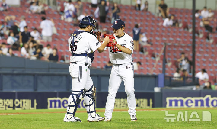 [서울=뉴시스] 김선웅 기자 = 14일 서울 송파구 잠실야구장에서 열린 2025 프로야구 NC 다이노스 vs 두산 베어스 경기, 6-5 승리를 거둔 두산 김기연-김택연이 기뻐하고 있다. 2025.08.14. mangusta@newsis.com