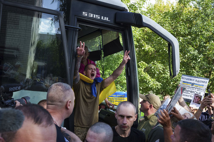 [체르느히우=AP/뉴시스] 14일(현지 시간) 우크라이나 체르느히우에서 러시아와 우크라이나 간 전쟁포로 교환으로 돌아온 우크라이나 군인이 버스에서 내리면서 구호를 외치고 있다. 러시아와 우크라이나는 도널드 트럼프 미국 대통령과 블라디미르 푸틴 러시아 대통령의 정상회담을 하루 앞두고 전쟁포로 84명을 각각 교환했다. 2025.08.15.