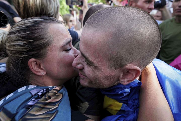 [체르니히우주=AP/뉴시스] 러시아-우크라이나 간 포로 교환 후 포로에서 풀려난 우크라이나 군인이 14일(현지 시간) 우크라이나 북부 체르니히우주에서 아내와 입맞추고 있다. 2025.08.14.