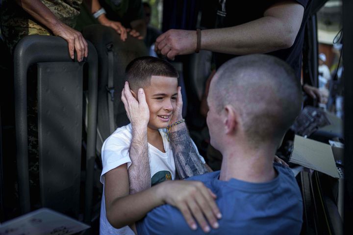 [체르느히우=AP/뉴시스] 14일(현지 시간) 우크라이나 체르느히우에서 러시아와 우크라이나 간 전쟁포로 교환으로 돌아온 우크라이나 군인이 아들과 재회하고 있다. 러시아와 우크라이나는 도널드 트럼프 미국 대통령과 블라디미르 푸틴 러시아 대통령의 정상회담을 하루 앞두고 전쟁포로 84명을 각각 교환했다. 2025.08.15.