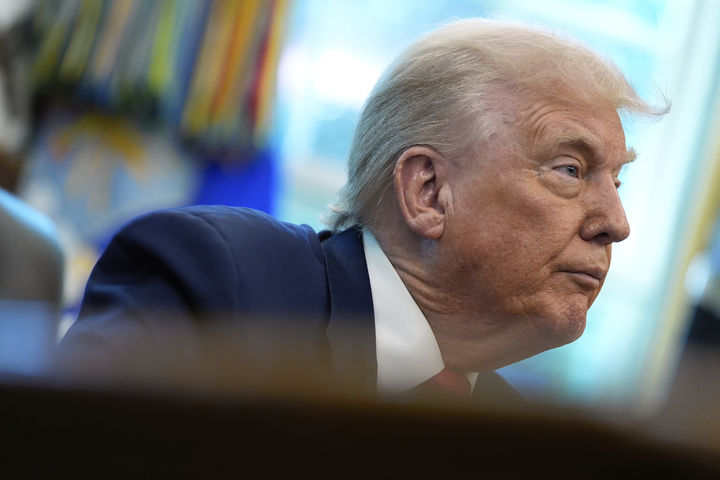 [워싱턴=AP/뉴시스]도널드 트럼프 미국 대통령이 14일(현지 시간) 백악관 집무실에서 사회보장법 제정 90주년 행사를 열고 연설하고 있다. 2025.08.15.