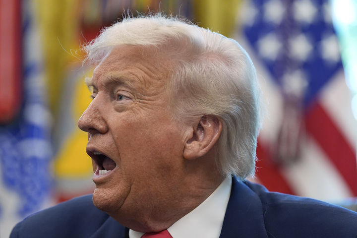 [워싱턴=AP/뉴시스] 도널드 트럼프 미국 대통령이 14일(현지 시간) 백악관 집무실에서 사회보장법 제정 90주년 행사를 열고 연설하고 있다. 노르웨이 매체에 따르면 트럼프 대통령은 최근 노르웨이 재무장관에게 갑자기 전화해 노벨상 관련 문의를 했다. 2025.08.15.