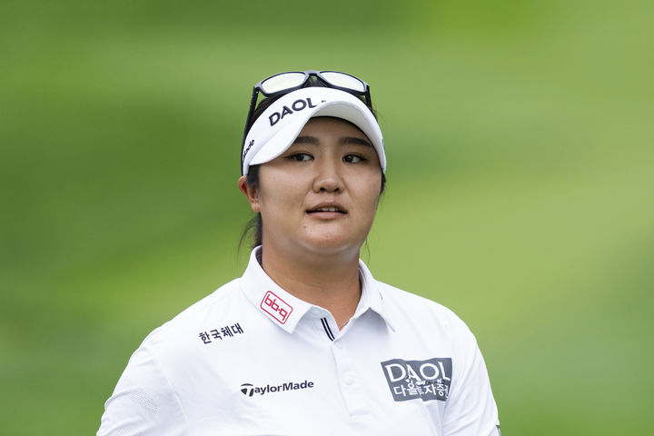 [포틀랜드=AP/뉴시스] 유해란이 14일(현지 시간) 미 오리건주 포틀랜드의 컬럼비아 에지워터CC에서 열린 미국여자프로골프(LPGA) 투어 스탠더드 포틀랜드 클래식 첫날 1번 홀에서 티샷을 마친 후 갤러리를 바라보고 있다. 유해란은 6언더파 66타로 선두 그룹에 1타 뒤진 공동 6위권에 자리했다. 2025.08.15.