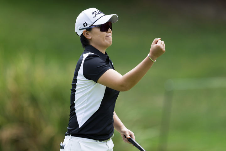 [포틀랜드=AP/뉴시스] 이정은이 14일(현지 시간) 미 오리건주 포틀랜드의 컬럼비아 에지워터CC에서 열린 미국여자프로골프(LPGA) 투어 스탠더드 포틀랜드 클래식 첫날 13번 홀 버디 퍼팅을 마치고 주먹을 불끈 쥐고 있다. 이정은은 7언더파 65타로 박성현과 함께 공동 선두 그룹에 자리했다. 2025.08.15.